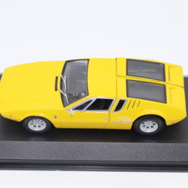 MINICHAMPS Maxichamps 1.43 DE TOMASO MANGUSTA 1967  Yellow color with black interior  ( 940 127120 )