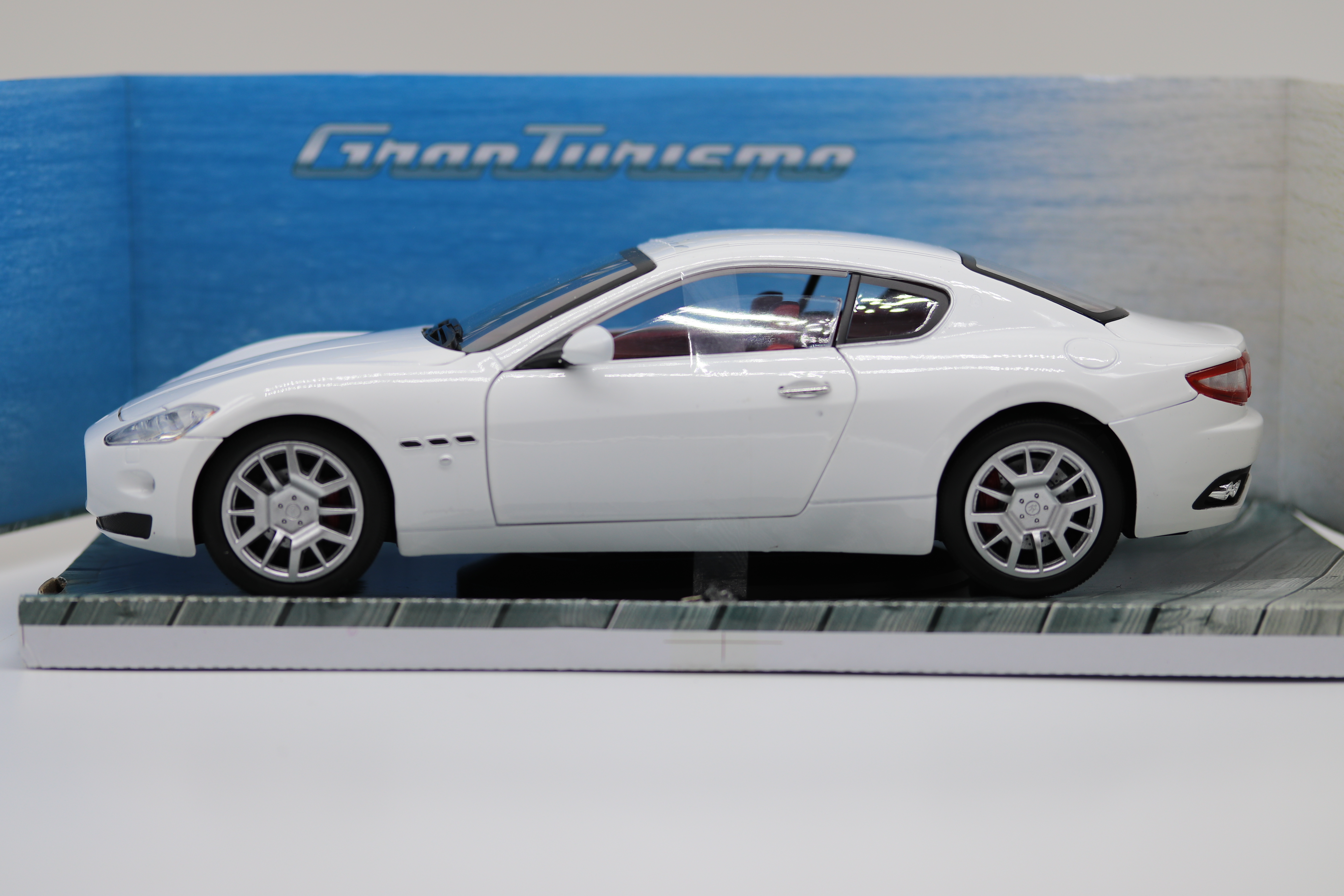 LE174 MONDO MOTORS Voiture 1/18 1:18 Maserati Gran Turismo noire
