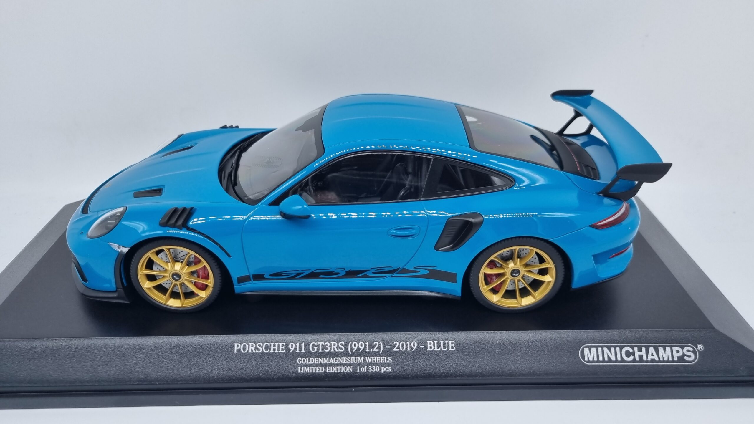 MINICHAMPS 1.18 PORSCHE 911 ( 991.2 ) GT3 RS Miami Blue / gold wheels ...